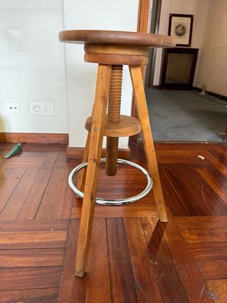 Taburete de madera vintage regulable