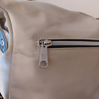 Bolso Pepe Moll bandolera beige claro y negro