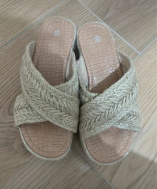 Sandali beige intrecciati 35 