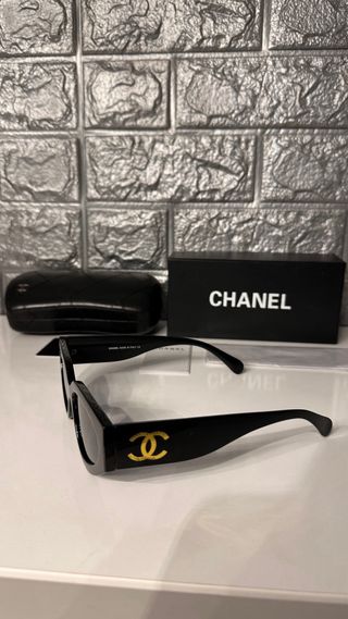 Gafas de sol de hombre y mujer