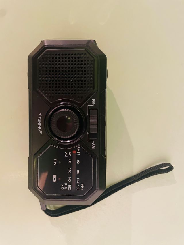 NUOVO power bank USB con torcia radio a manovella solare