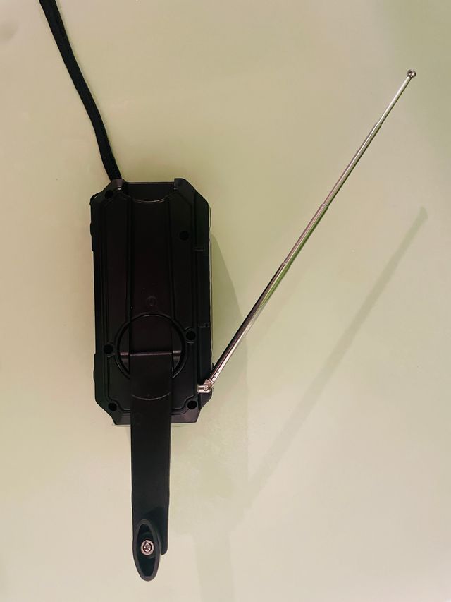 NUOVO power bank USB con torcia radio a manovella solare