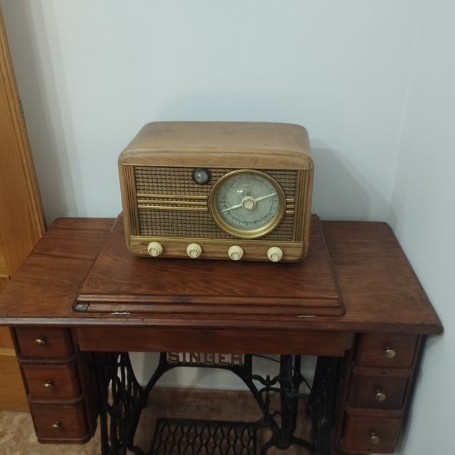 Radio antigua de madera
