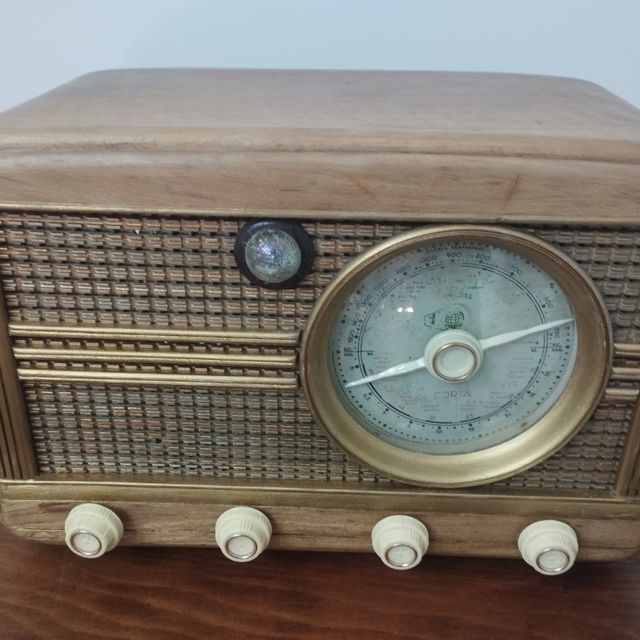 Radio antigua de madera