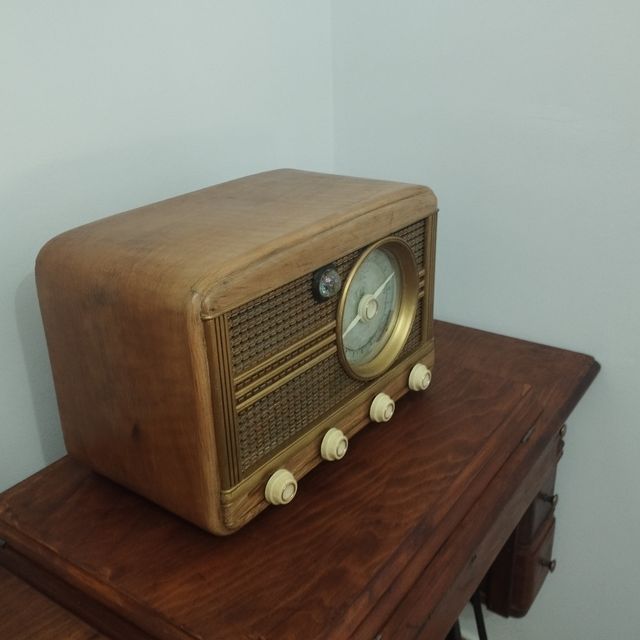 Radio antigua de madera