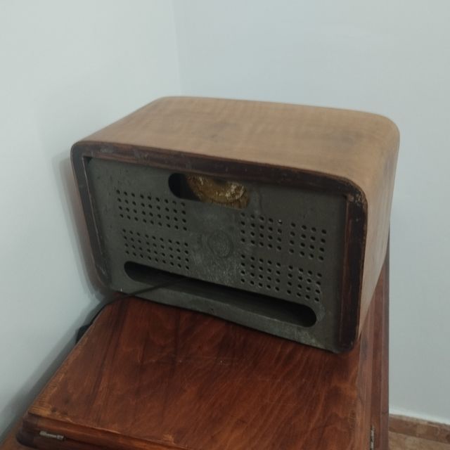 Radio antigua de madera