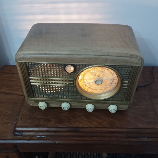 Radio antigua de madera