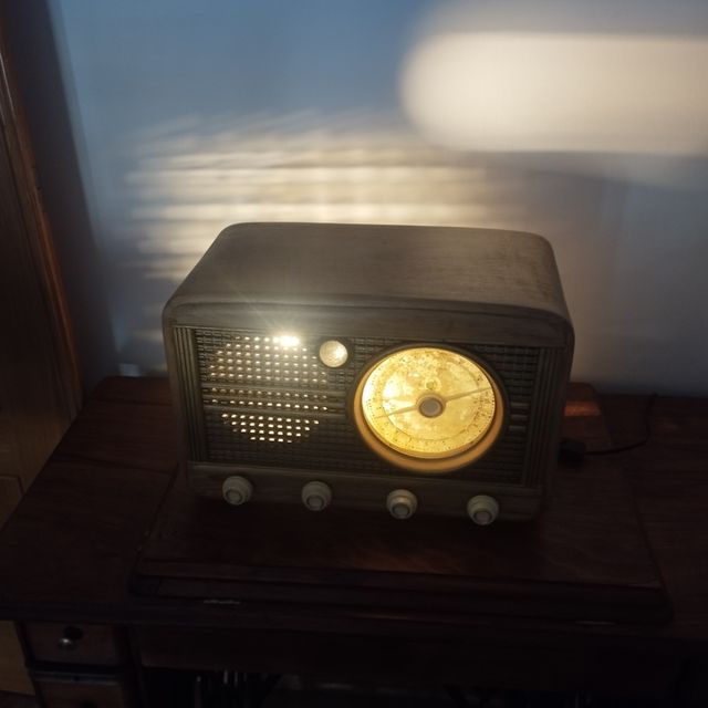 Radio antigua de madera