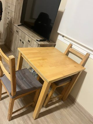 Mesa y 2 sillas madera