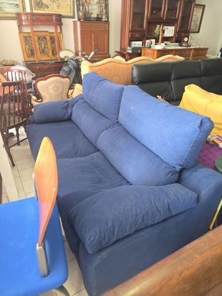 Sofá azul de tela