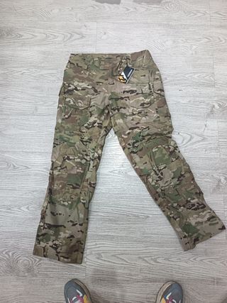 Pantalones con protección en rodillera de camuflaj