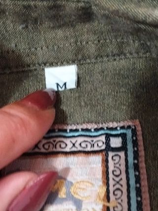 Camicia verde oliva & sciarpa multicolor