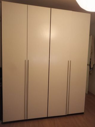 Armario blanco y wengue de madera - 4 puerta.