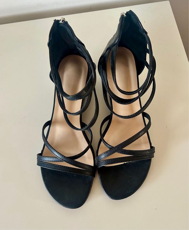 Sandalias negras tiras
