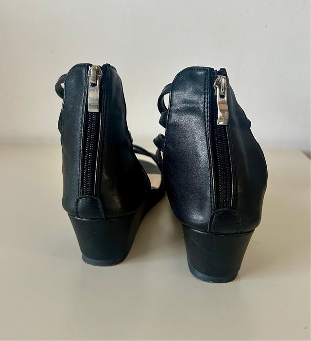 Sandalias negras tiras