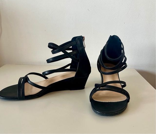 Sandalias negras tiras