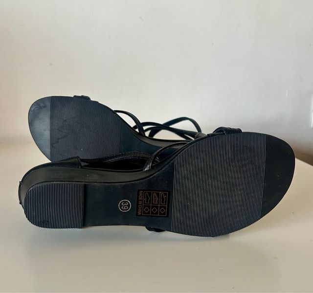 Sandalias negras tiras