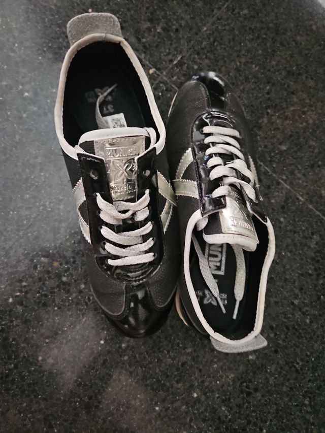 Zapatillas Múnich negras y plateadas