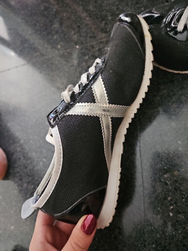 Zapatillas Múnich negras y plateadas