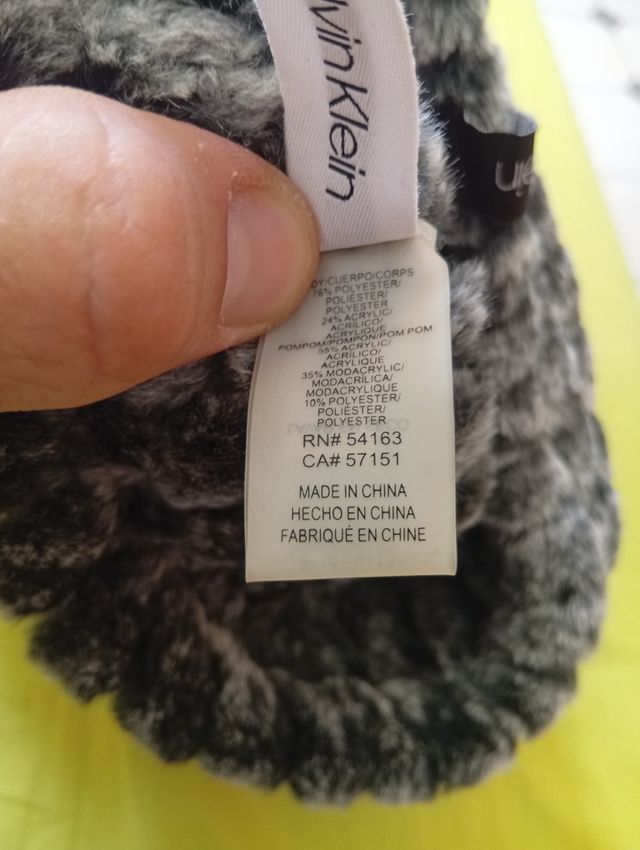 Gorro Calvin Klein - Pompón Negro