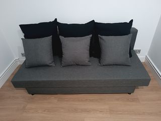 Sofá cama gris - 3 almohadas