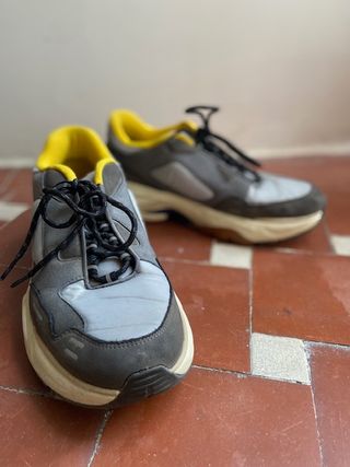 Zapatillas Zara grises y amarillas. Talla 42