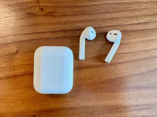 AirPods 2ª gen. con estuche de carga inalámbrica