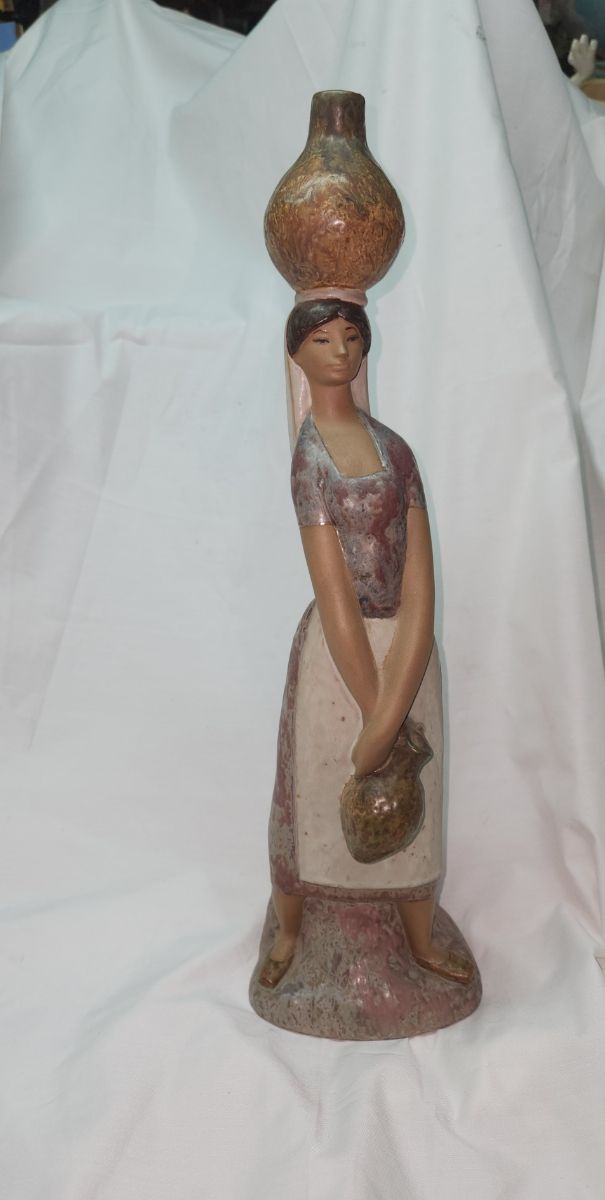 LA FIGURA CHIAMATA ABITANTE DEL VILLAGGIO VA ALLA FONTANA DI 47 CM.