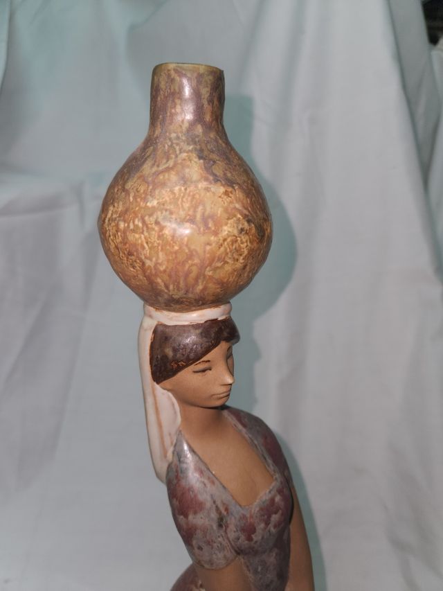 LA FIGURA CHIAMATA ABITANTE DEL VILLAGGIO VA ALLA FONTANA DI 47 CM.