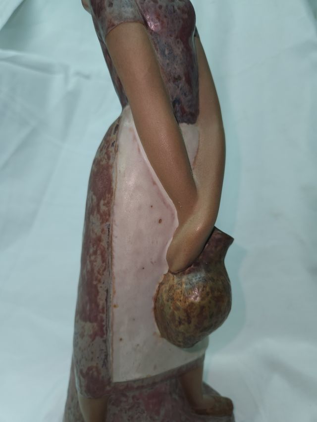 LA FIGURA CHIAMATA ABITANTE DEL VILLAGGIO VA ALLA FONTANA DI 47 CM.