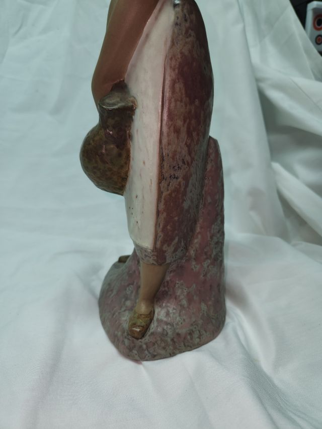 LA FIGURA CHIAMATA ABITANTE DEL VILLAGGIO VA ALLA FONTANA DI 47 CM.