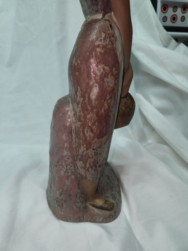 LA FIGURA CHIAMATA ABITANTE DEL VILLAGGIO VA ALLA FONTANA DI 47 CM.