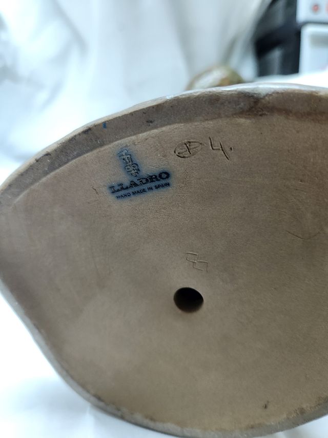 LA FIGURA CHIAMATA ABITANTE DEL VILLAGGIO VA ALLA FONTANA DI 47 CM.