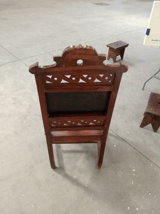 Sillón antiguo de madera y cuero