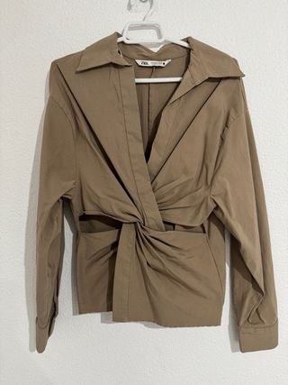 Camisa Zara beige con abertura