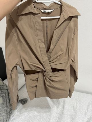 Camisa Zara beige con abertura