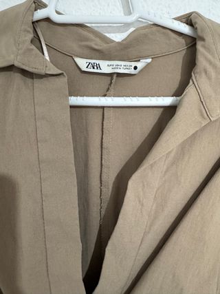Camisa Zara beige con abertura