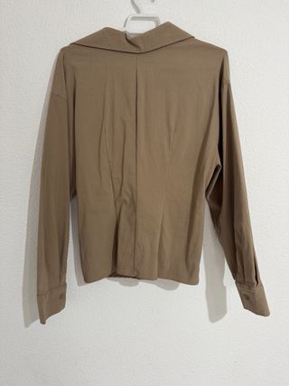 Camisa Zara beige con abertura