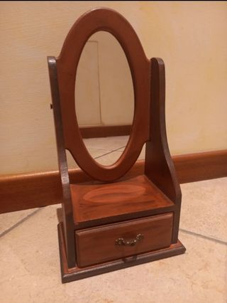 Occhiali Prada + specchio in legno con cassettino