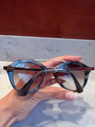 Occhiali Prada + specchio in legno con cassettino