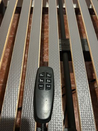 Cama articulada gris y marrón