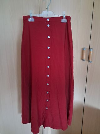 Falda midi roja botones
