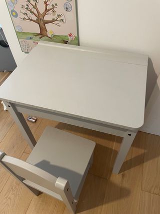 Escritorio infantil gris + silla