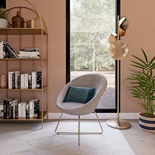 Sillón Hipop beige con patas de acero dorado