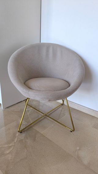 Sillón Hipop beige con patas de acero dorado