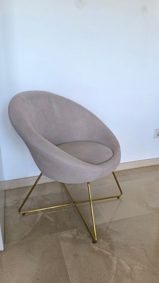 Sillón Hipop beige con patas de acero dorado