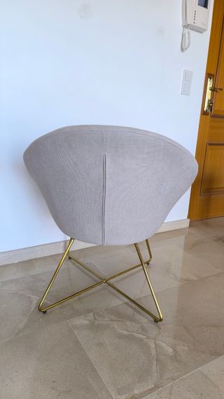 Sillón Hipop beige con patas de acero dorado