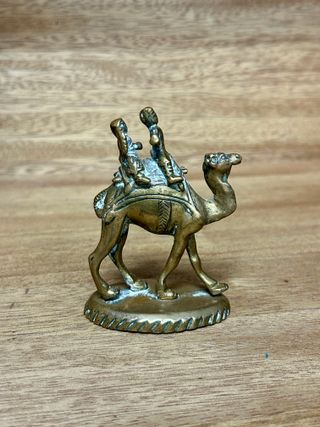 Camello de bronce