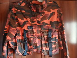 Cazadora militar naranja.
Se ha usado sólo una vez