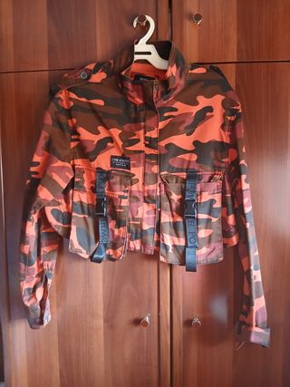 Cazadora militar naranja.
Se ha usado sólo una vez
